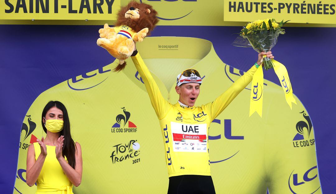 Tadej Pogacar festeja tras el triunfo en la etapa 17 del Tour de Francia.