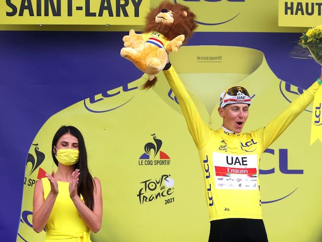 Tadej Pogacar festeja tras el triunfo en la etapa 17 del Tour de Francia.