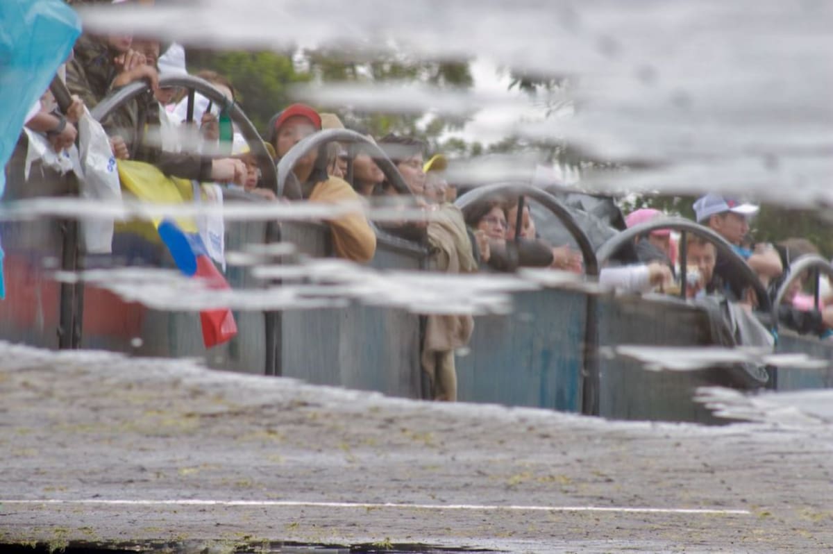 La lluvia no impide las sonrisas de las personas 