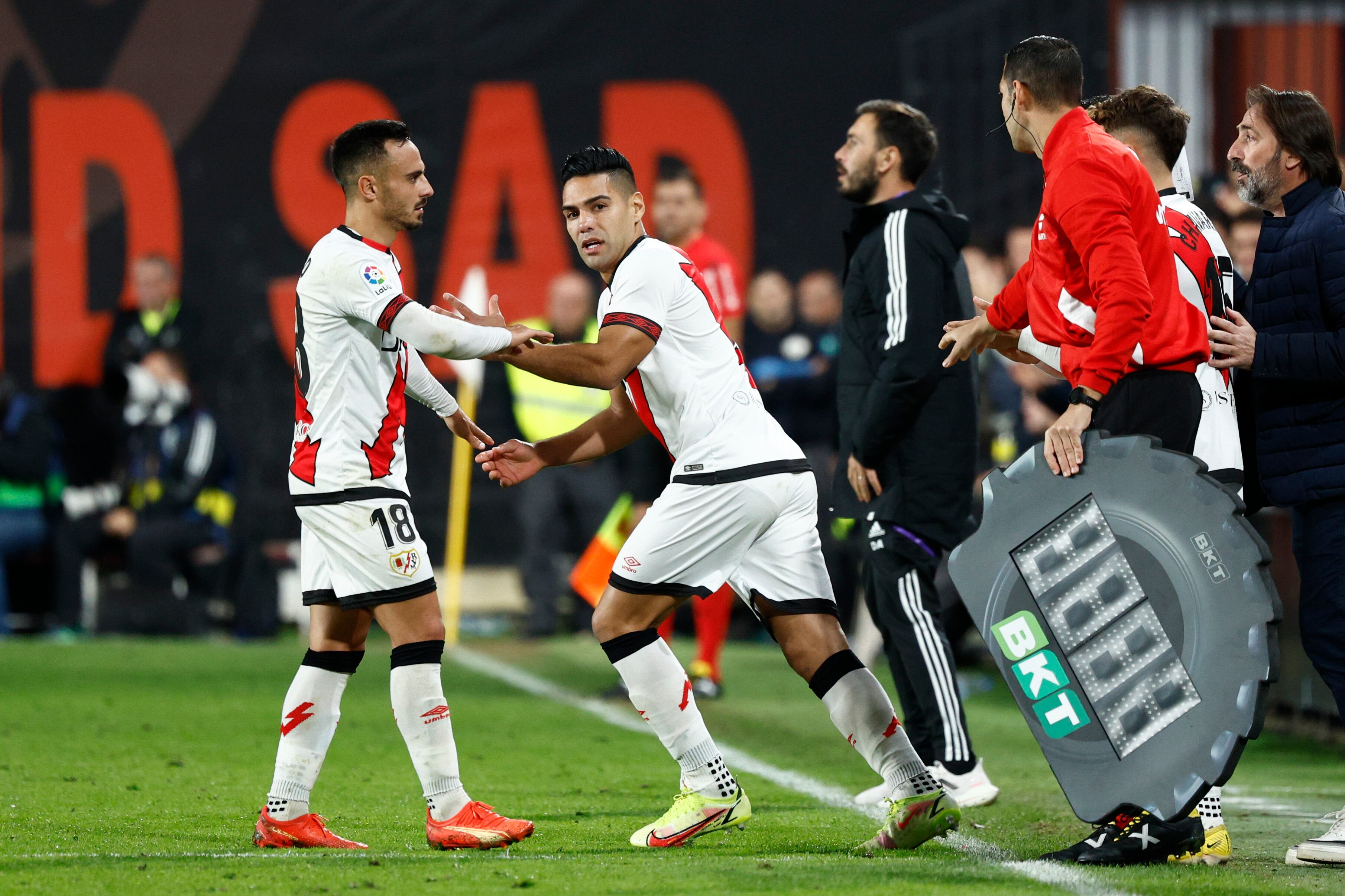 MADRID, 07/11/2022.- El delantero colombiano del Rayo Vallecano, Radamel Falcao García (d), ingresa en el terreno de juego sustituyendo a su compañero, Álvaro García, durante el encuentro correspondiente a la jornada trece de primera división que disputan hoy lunes frente al Real Madrid en el estadio de Vallecas, en Madrid. EFE / Rodrigo Jiménez.