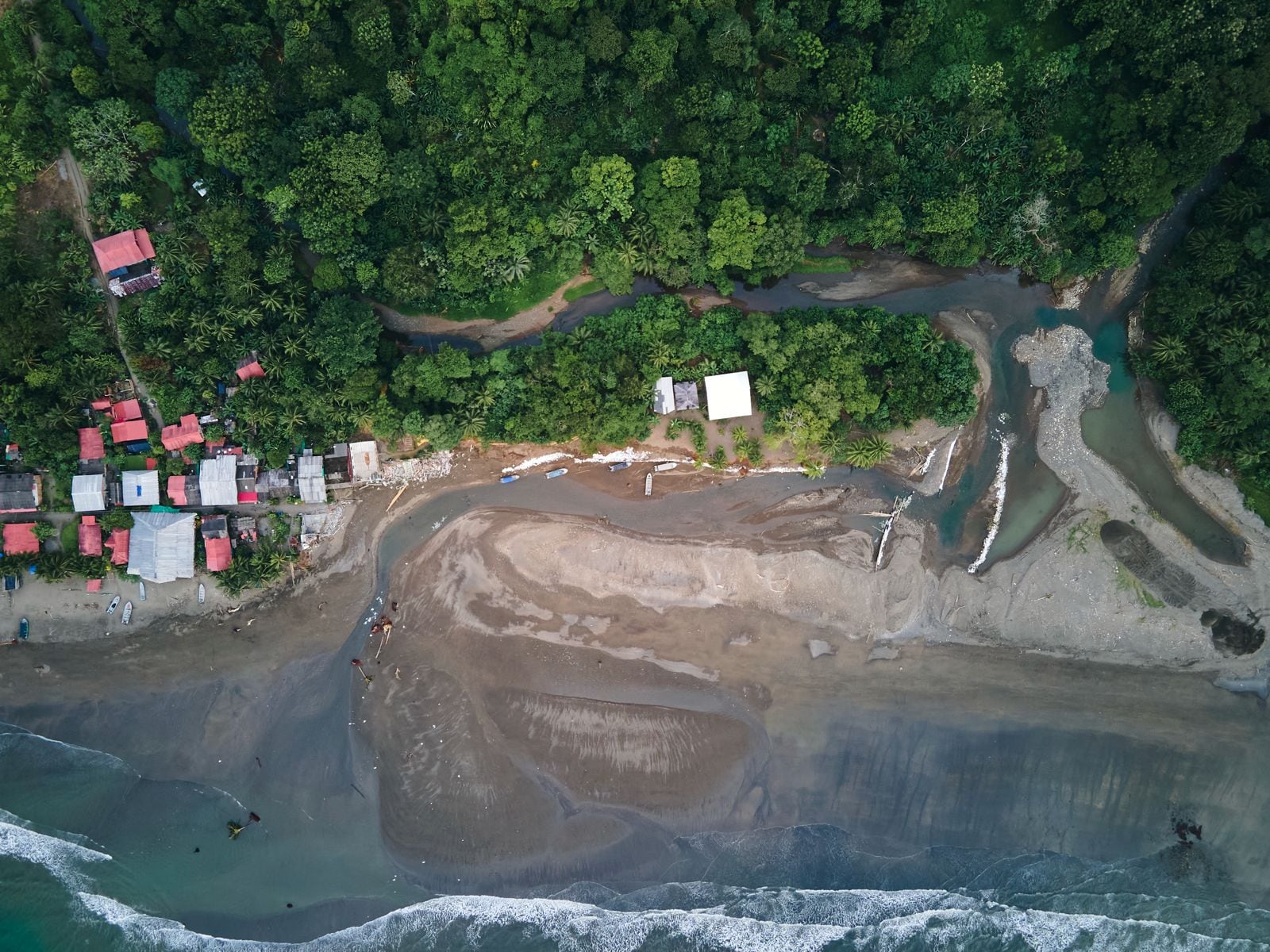 Erosión costera en el Pacífico y el Caribe colombiano