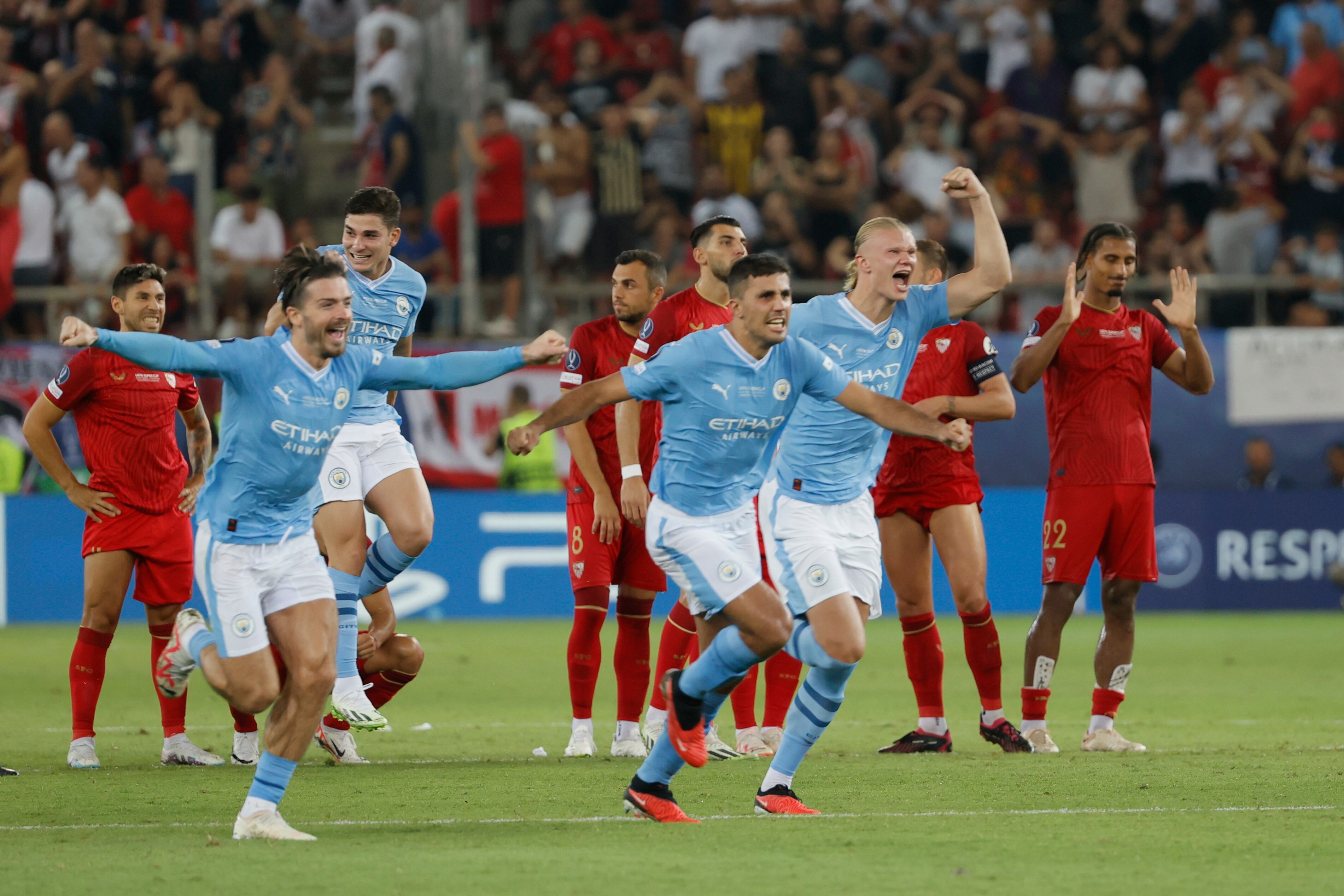 Jugadores del Manchester City celebran la victoria tras la tanda de penaltis en el partido de la Supercopa de Europa entre el Sevilla EFE/Juan Carlos Cárdenas