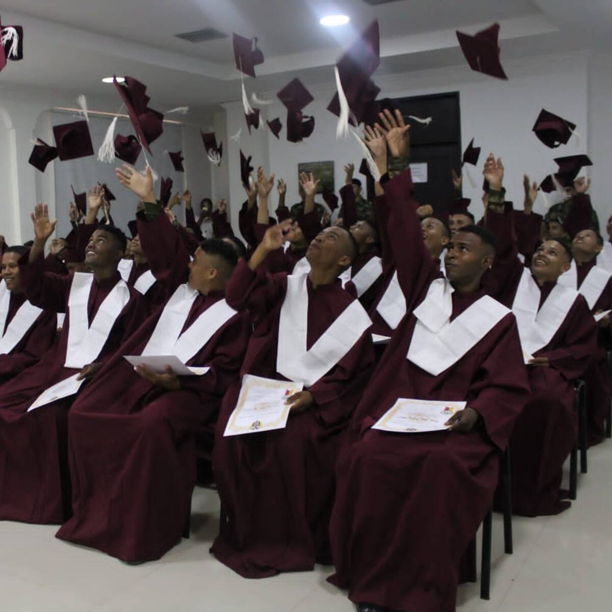 39 soldados regulares se graduaron como bachilleres mientras prestan su servicio militar