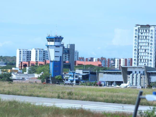 Aeropuerto de Neiva con pista para despegar