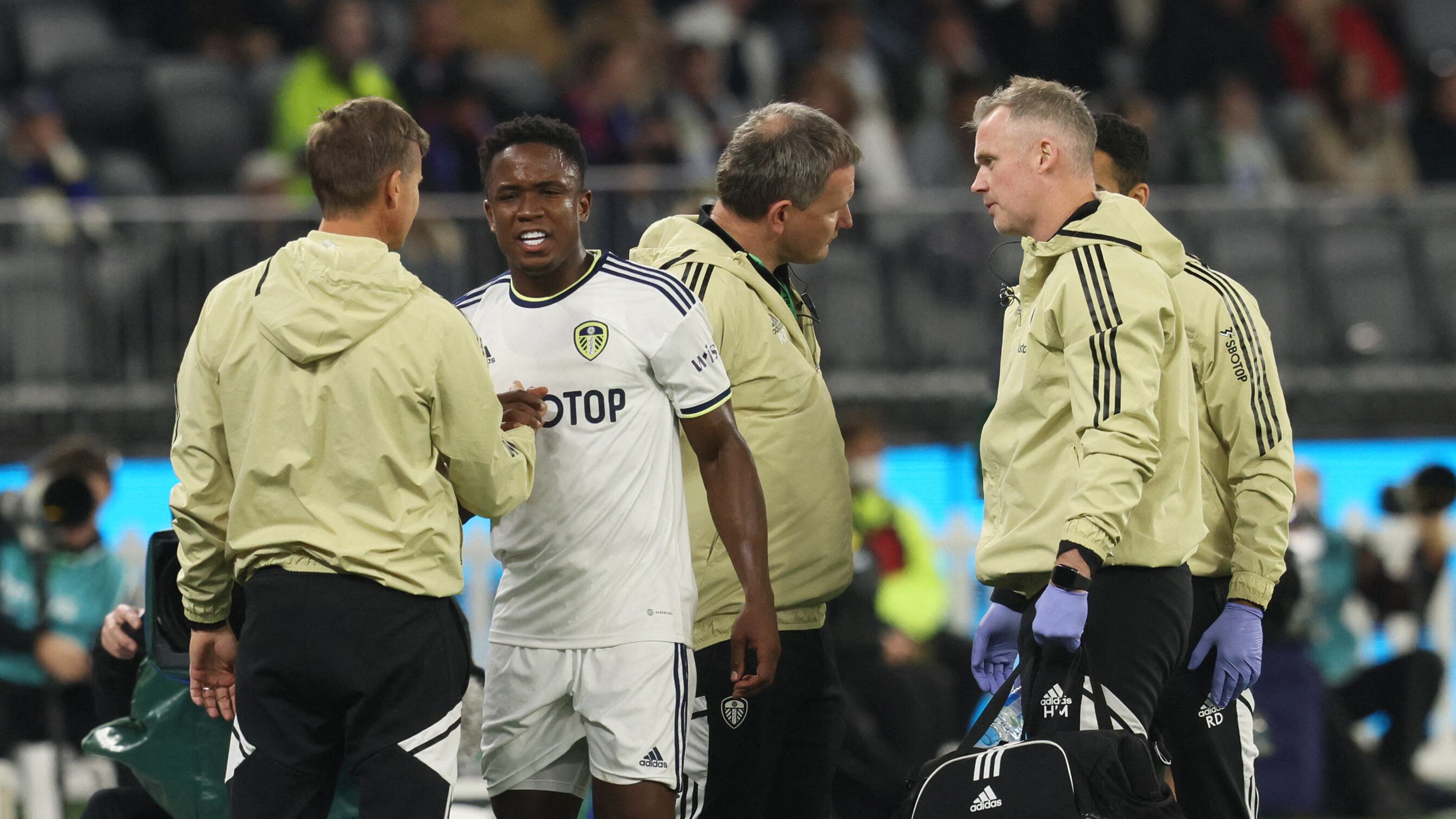 Luis Sinisterra se lamenta junto al técnico Jesse Marsch, tras lesionarse con el Leeds United. (Photo by TREVOR COLLENS/AFP via Getty Images)
