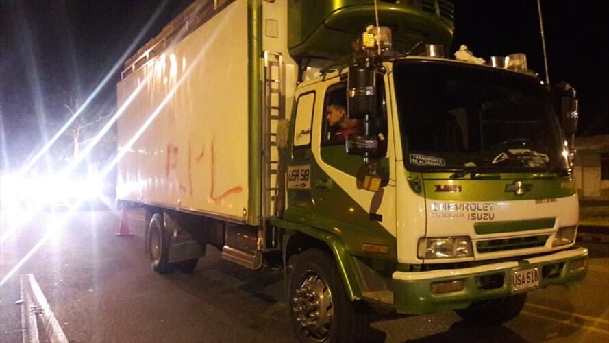 Sujetos armados con fusil e insignias del Epl detuvieron los automotores y procedieron a despojar de sus pertenencias a los ocupantes. Foto: Cortesía Sucesos Cauca