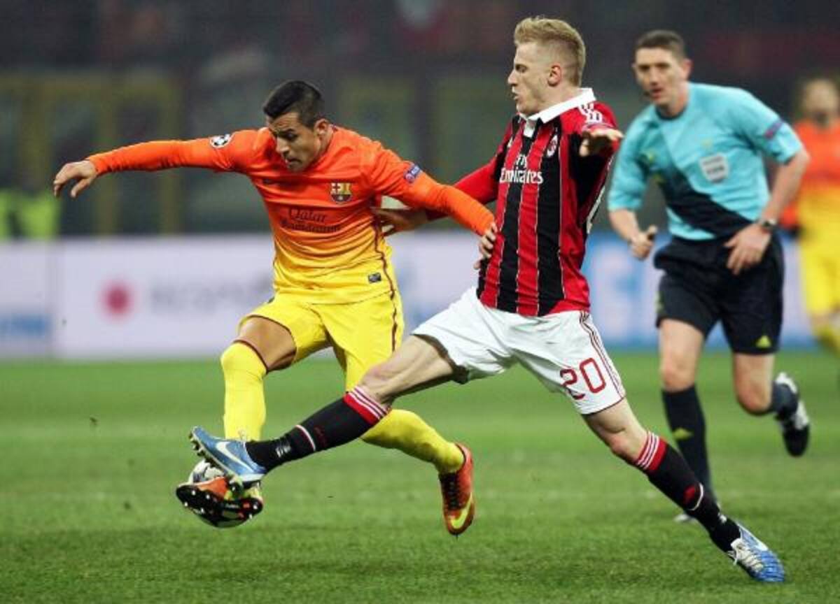El jugador chileno del FC Barcelona Alexis Sánchez (i) trata de escapar de Ignazio Abate, del Milán.