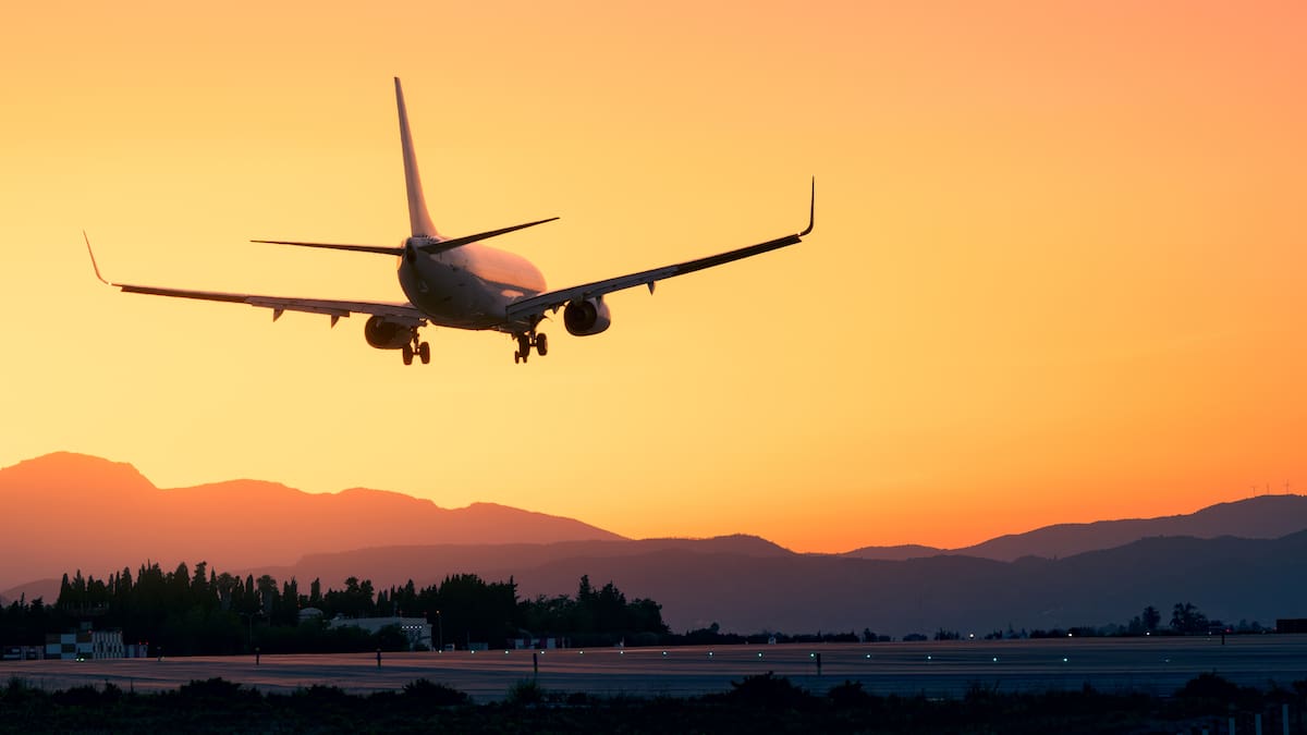 Científicos desarrollaron combustible para aviones a partir de heces humanas