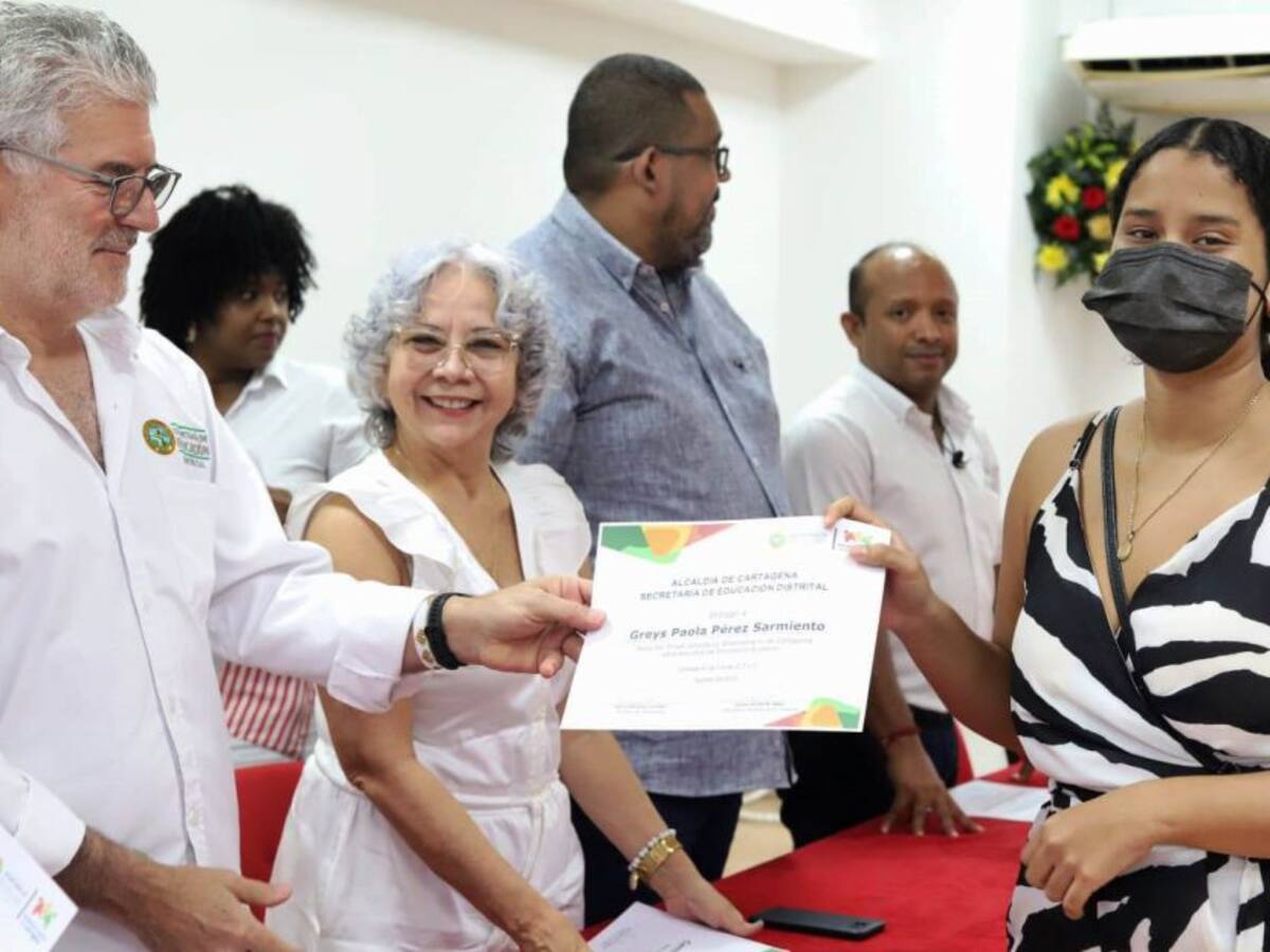 Entregaron 192 becas de educación superior a jóvenes de Cartagena