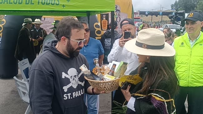 Turistas que llegaron a Boyacá a pasar la Semana Santa fueron recibidos con regalos / Foto: Caracol Radio.