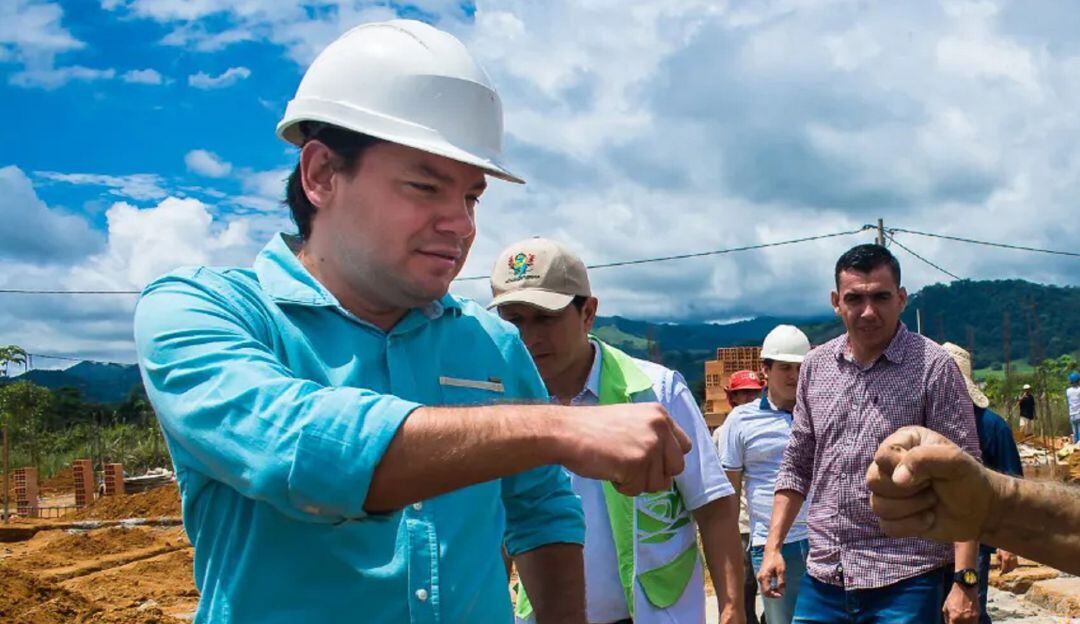 El exmandatario y otros funcionarios están vinculados en un contrato por más de 1000 millones de pesos. 