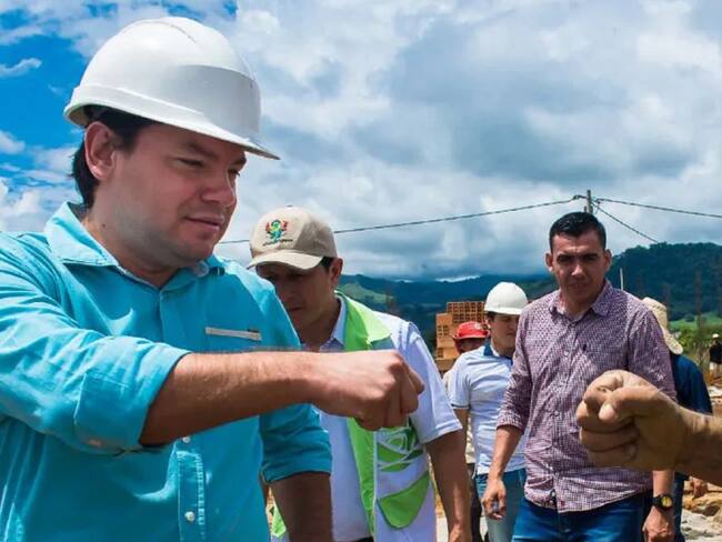 El exmandatario y otros funcionarios están vinculados en un contrato por más de 1000 millones de pesos.