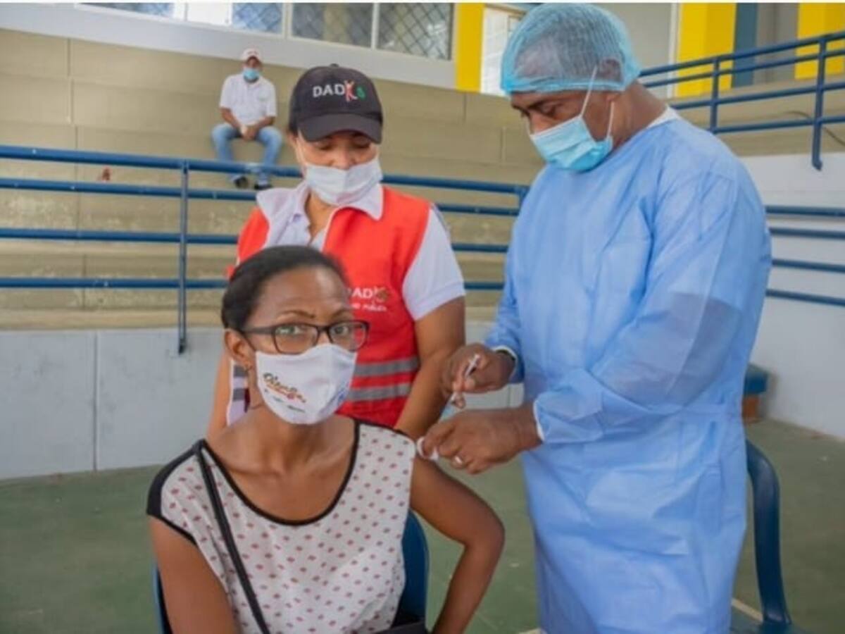 Mayores de 18 años pueden aplicarse segundo refuerzo contra COVID-19