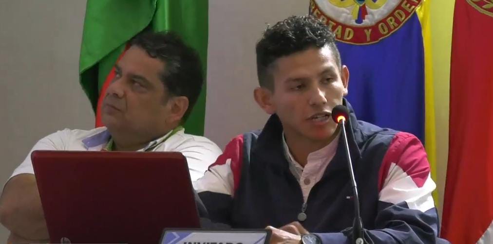 El ingeniero ambiental de la Secretaría de Agricultura de Paipa, Boyacá, Camilo Larrota, dio a conocer los detalles de la mortandad de peces en el Lago Sochagota en el Concejo Municipal / Foto: Suministrada.