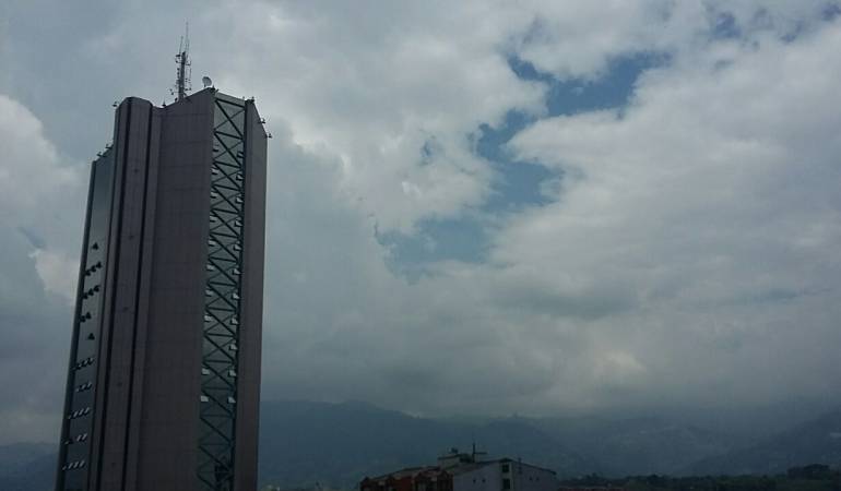 Desde las 5:20AM hasta las 9:00AM Toda la información local en Caracol Radio