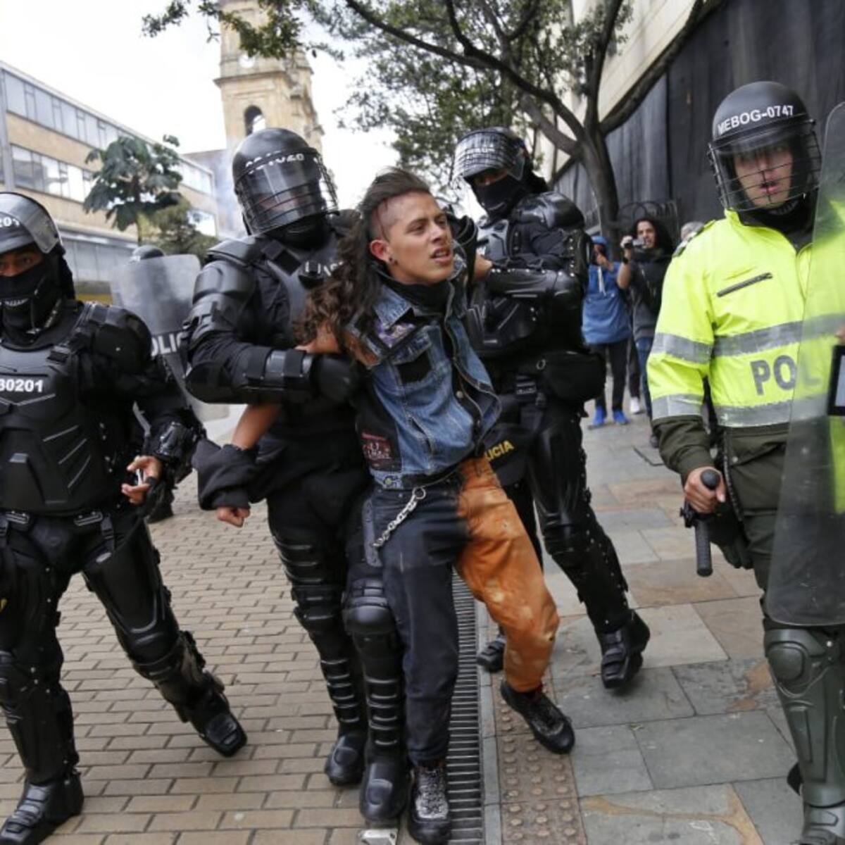 Policía involucrado en asesinato de dos jóvenes en una protesta responderá ante la Procuraduría