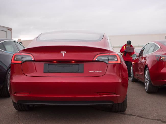 Tesla se despide de los concesionarios y presenta el Model 3