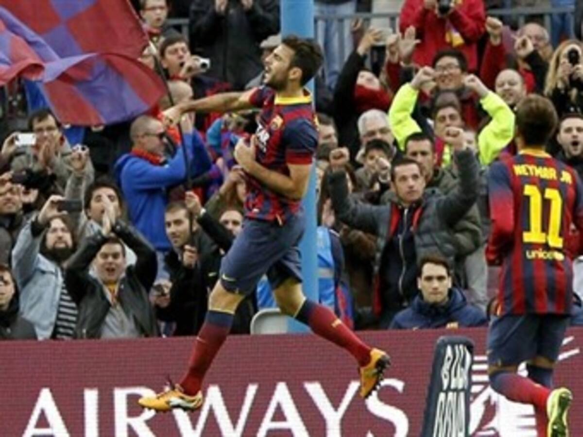Barcelona sigue imbatible en liga y golea a Granada