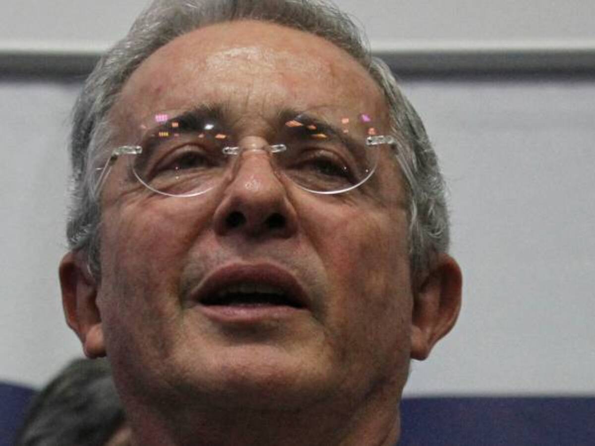 Fast Track del Gobierno es abusivo y busca favorecer a las Farc: Uribe