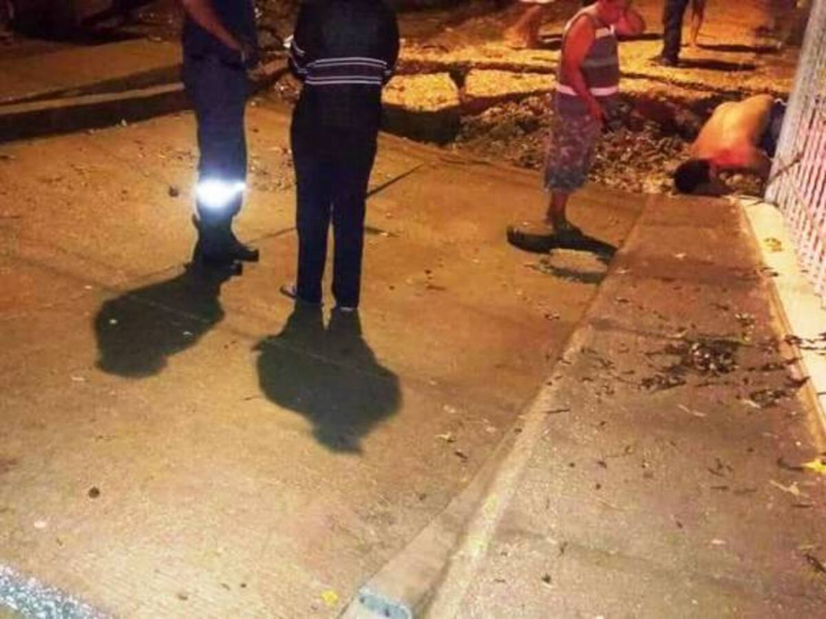 Emergencia ambiental en un barrio del sur de Cartagena por colapso de una calle