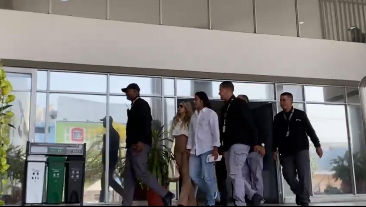 Nicolás Petro llegó con su compañera sentimental, Laura Ojeda, al Tribunal Superior de Barranquilla