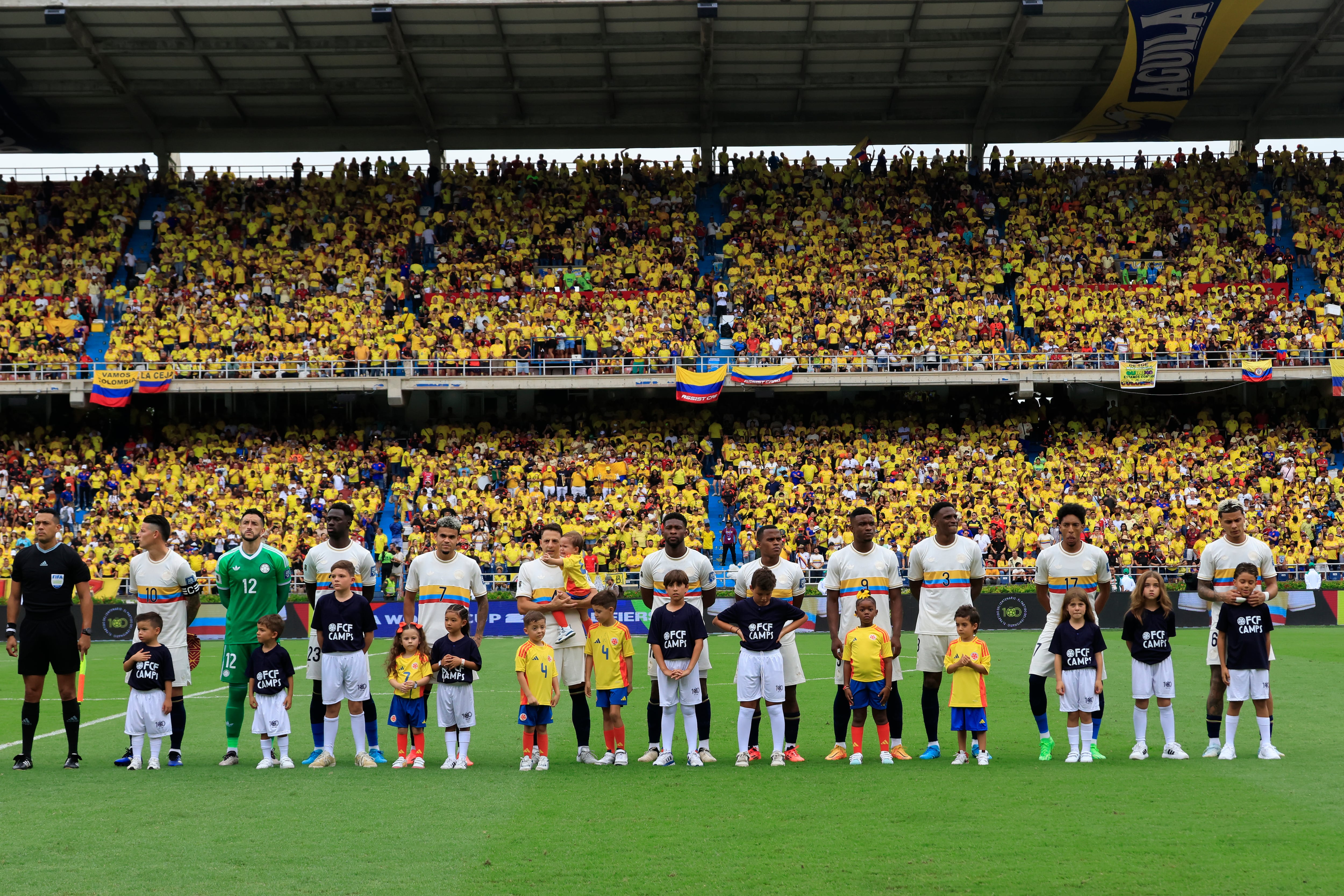 Jugadores de Colombia previo a un partido de las Eliminatorias sudamericanas para el Mundial 2026, en el estadio Metropolitano en Barranquilla (Colombia). EFE/ Ricardo Maldonado Rozo