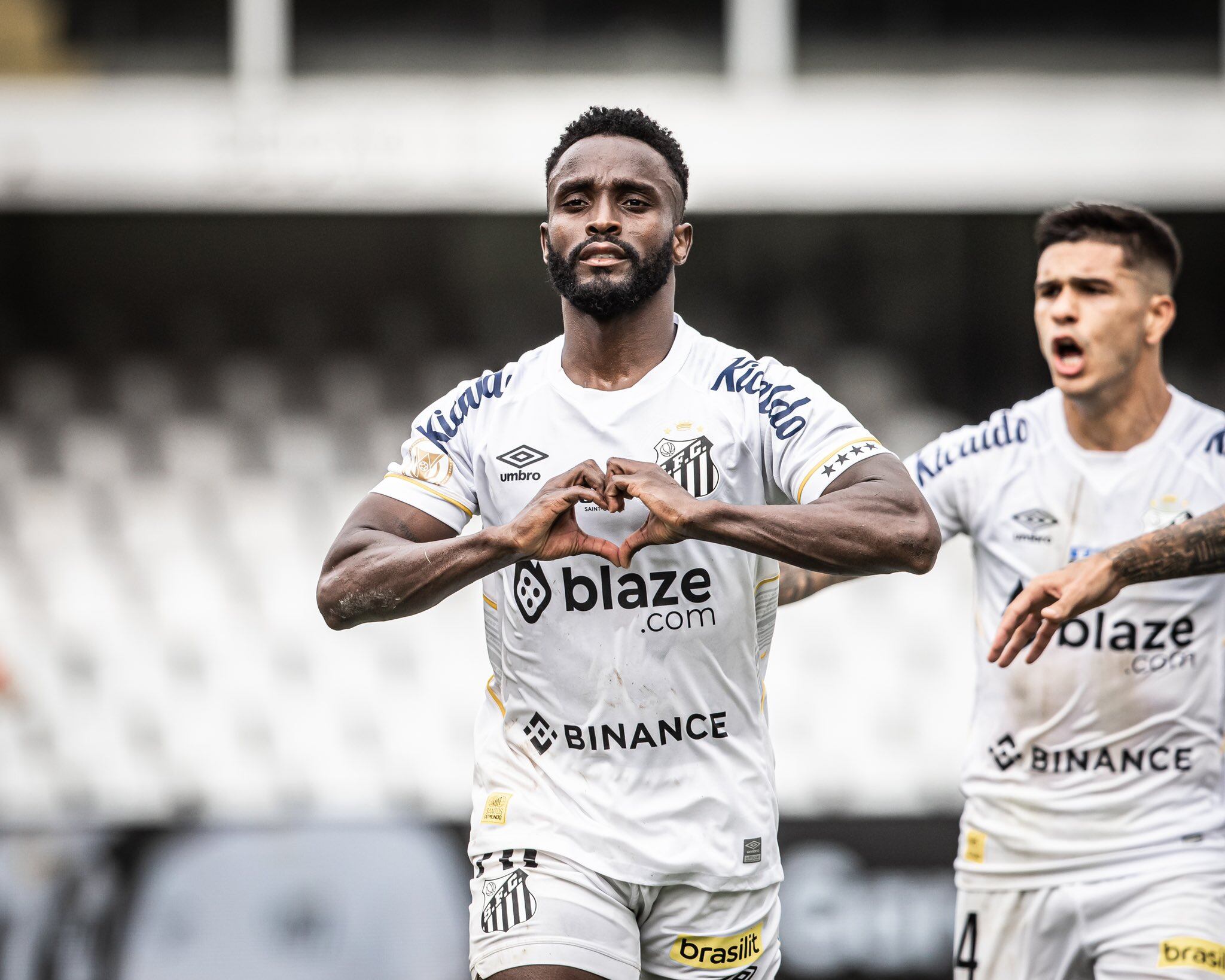 Stiven Mendoza festeja uno de sus dos goles ante Goiás / Twitter: @SantosFC