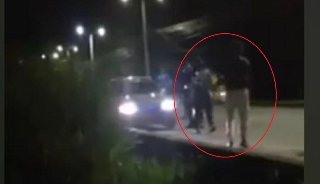 En el video se evidencia cuando el agente de tránsito accinó un arma traumatica. 