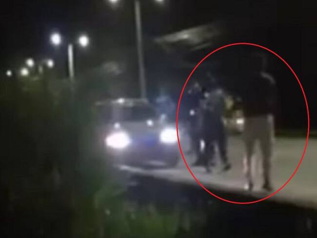 En el video se evidencia cuando el agente de tránsito accinó un arma traumatica.