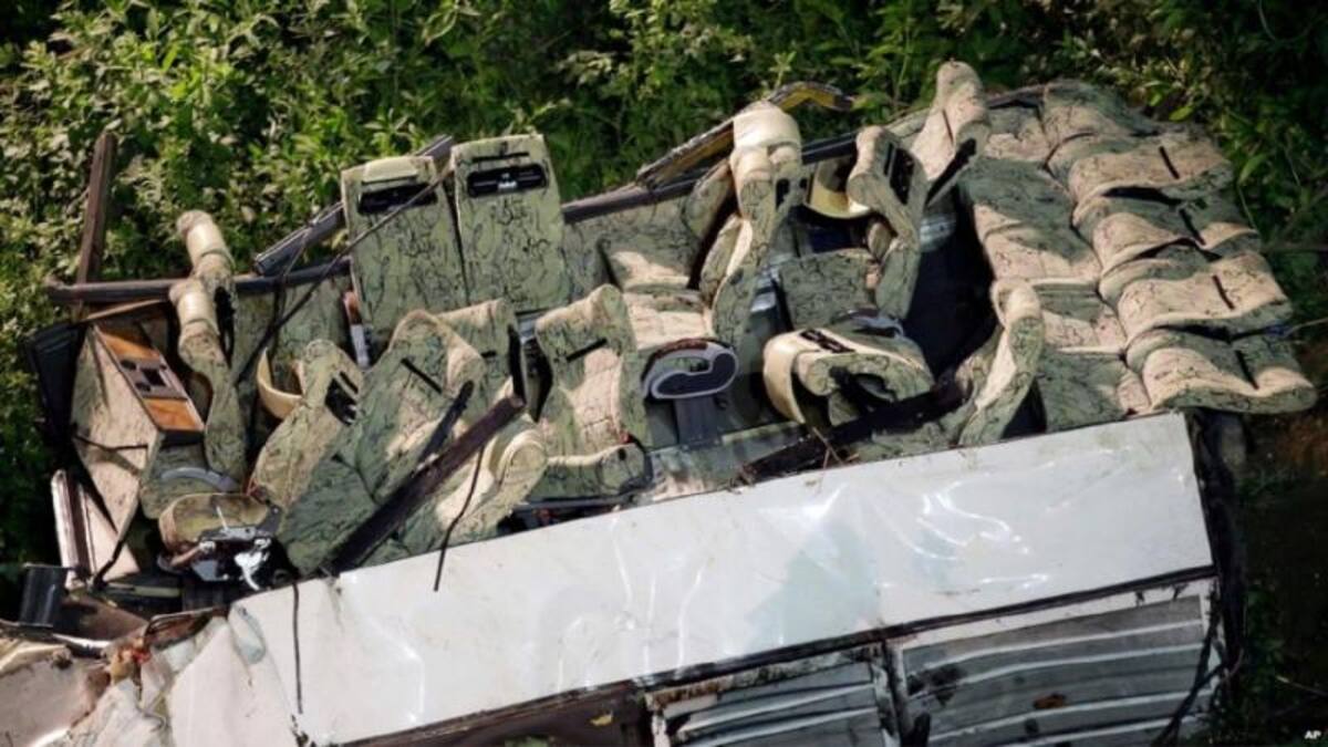 Un autobús regresaba a Nápoles cuando se salió de la carretera cerca del pueblo de Avellino, en el sur de Italia, y cayó por un barranco.