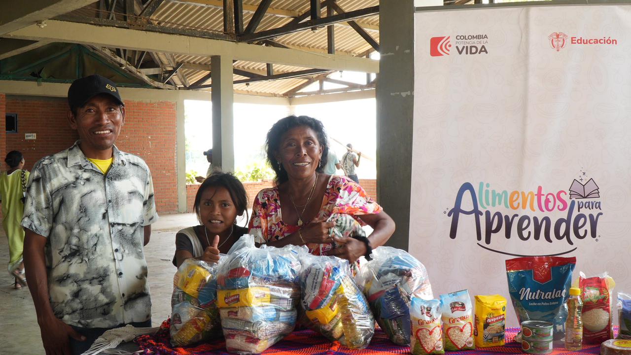 Entrega de canastas bajo el Programa de Alimentación Escolar (PAE) en el municipio de Manaure exactamente en la Institución Etnoeducativa Rural Laachon de Mayapo.