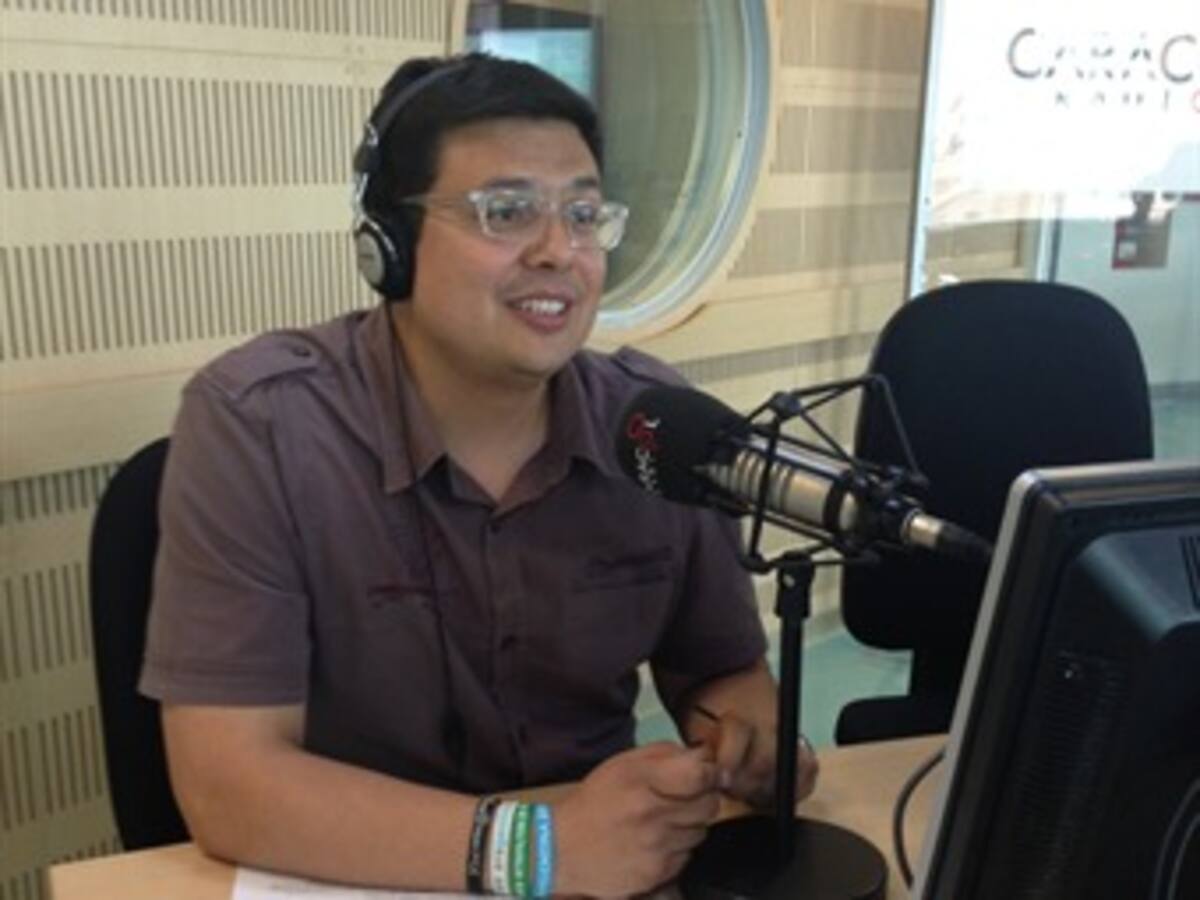 Leonardo Sierra, periodista de Caracol Radio, le propone al aire matrimonio a su novia.