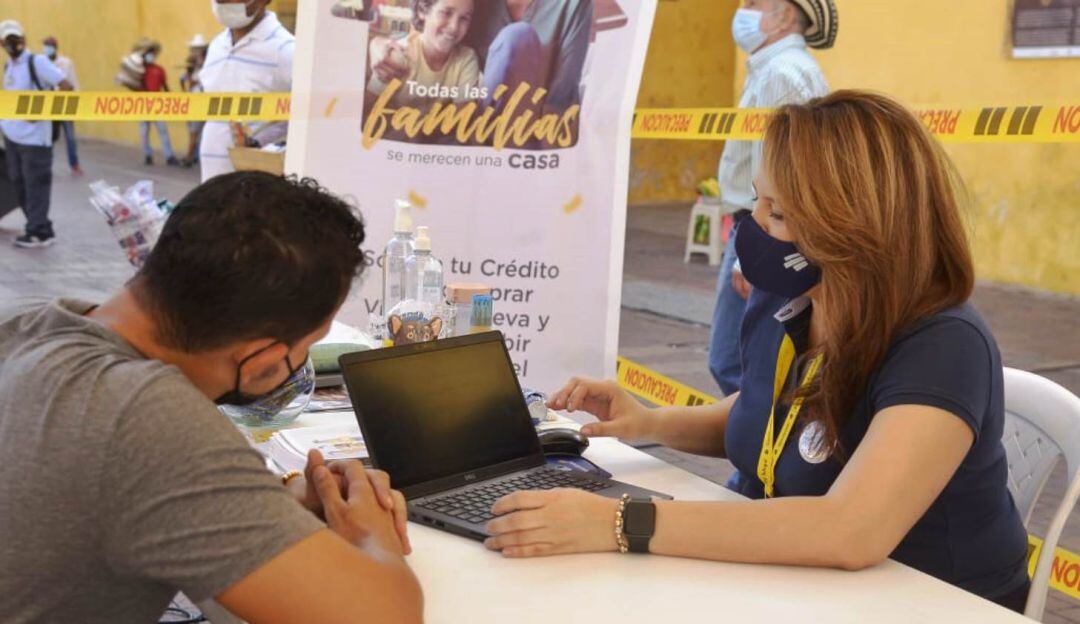 Jornada de atención presencial de la línea de crédito Cartagena Adelante, en la Plaza de los Coches