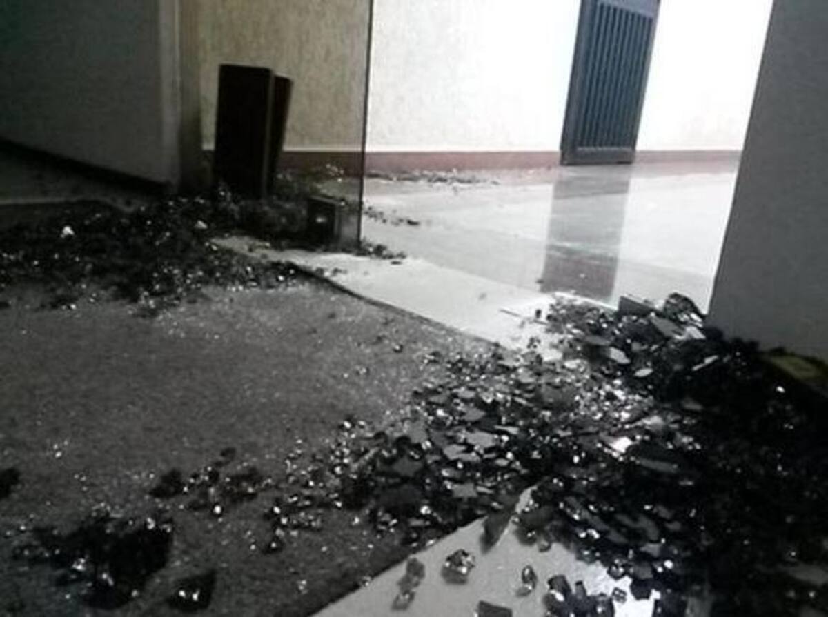 Las puertas y las ventanas fueron destrozadas cuando el alcalde de Caracas fue detenido por las fuerzas armadas de Venezuela, quienes irrumpieron en su oficina sin orden de captura.