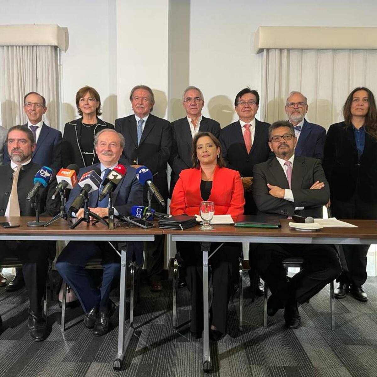 Exministros alertan que decisiones del Gobierno profundizan la crisis del sistema