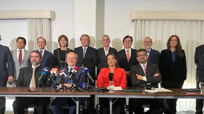 Exministros de salud radican derecho de petición por reforma a la salud.