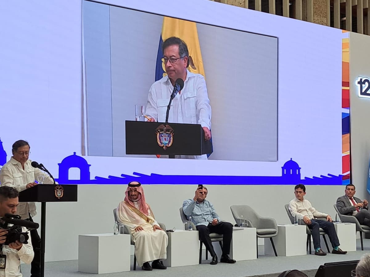 Petro asegura que divisas de turismo sobrepasarán a las del carbón al finalizar el año