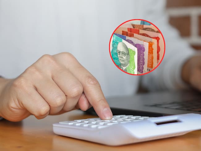 Persona haciendo cálculos en la calculadora y de fondo billetes colombianos de distinta denominación (Fotos vía Getty Images)
