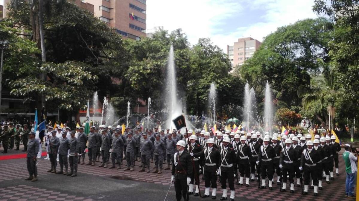 La conmemoración de la independencia de Colombia se hizo en el parque donde esta la estatua del libertador, Simón Bolívar que recibió simbólicamente una ofrenda floral.