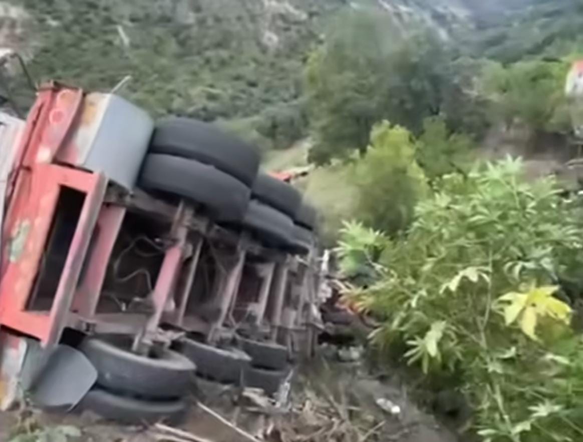 Grave accidente de tránsito en Paz de Río dejó dos menores fallecidos y seis personas heridas.