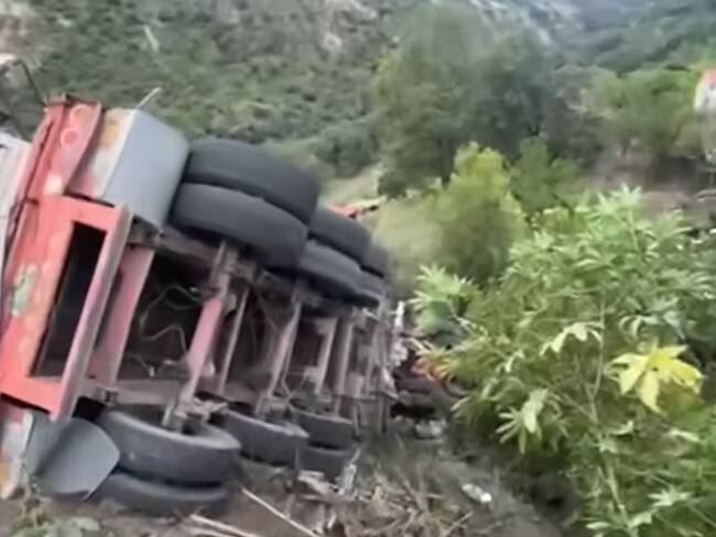 Grave accidente de tránsito en Paz de Río dejó dos menores fallecidos y seis personas heridas.