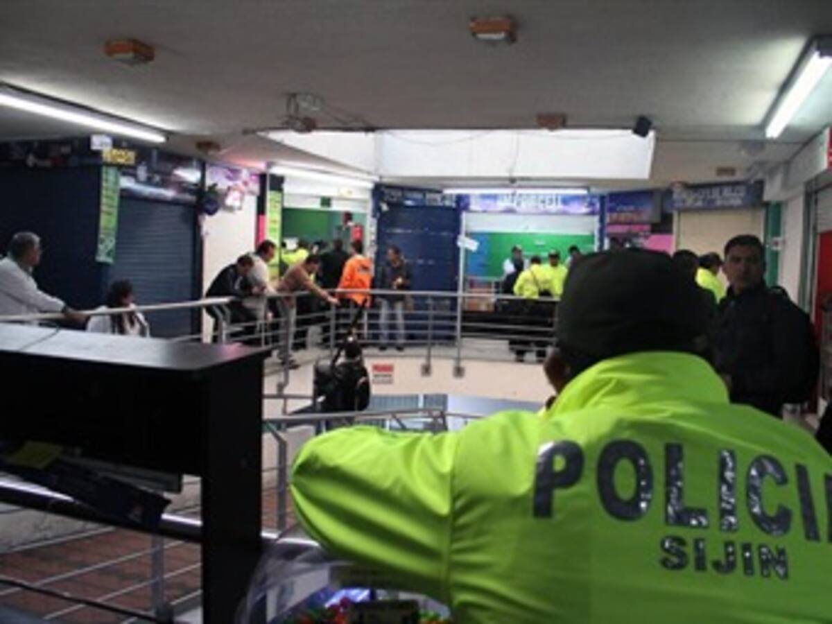 Fotos: Operativo de extinción de dominio a locales de celulares en Bogotá