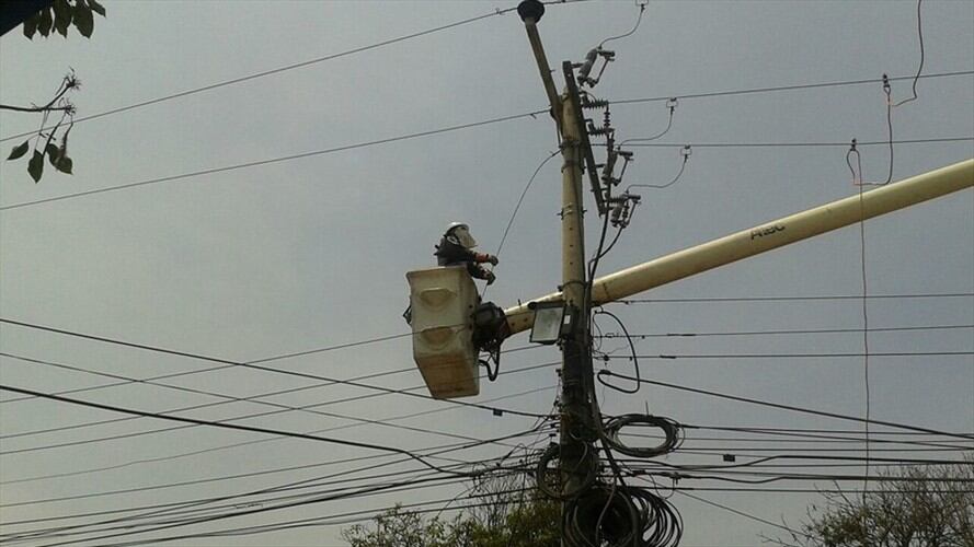 El retraso de las inversiones de Electricaribe hace más compleja la labor de evitar interrupciones. Foto: Colprensa