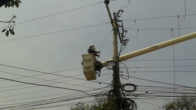 El retraso de las inversiones de Electricaribe hace más compleja la labor de evitar interrupciones. Foto: Colprensa