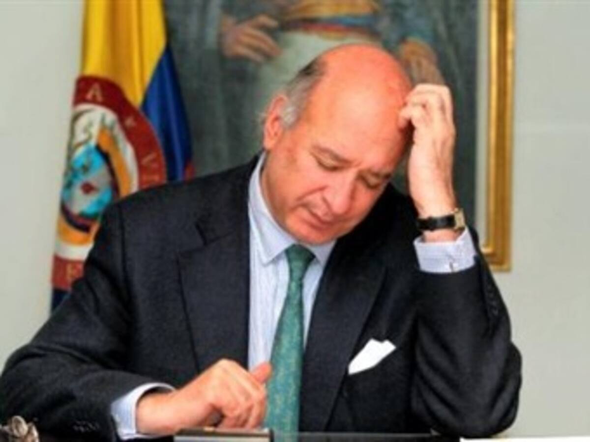 Fiscalía llama a versión libre a Sabas Pretelt por reunión con paramilitares