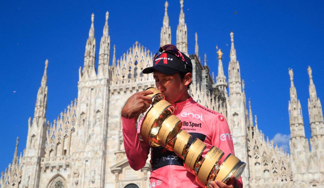 Egan Bernal besa el trofeo del Giro de Italia.