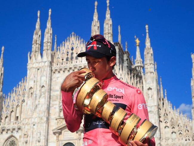 Egan Bernal besa el trofeo del Giro de Italia.