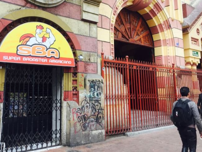 Una iglesia histórica de Bogotá tiene asadero de pollos