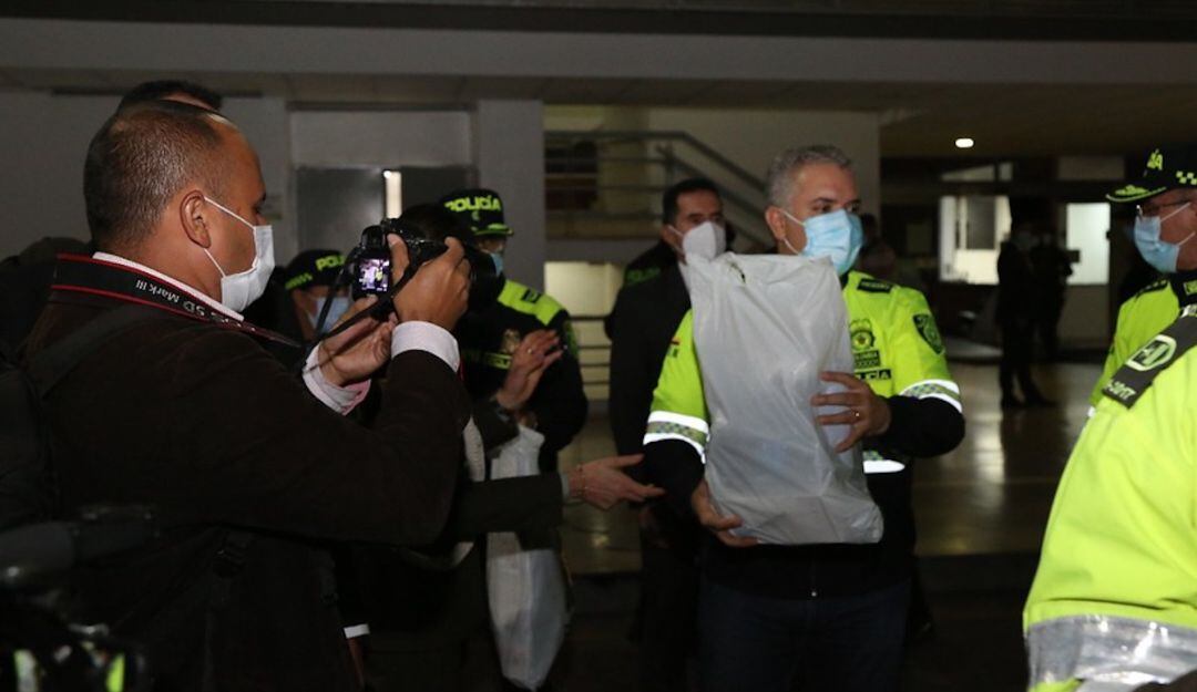 El presidente Iván Duque se puso la nueva chaqueta de la Policía