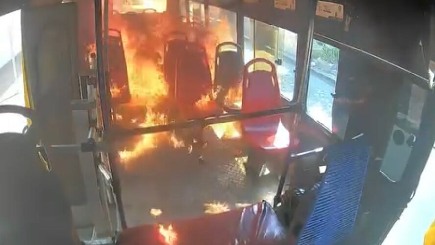 Foto: cortesía. Este es el bus que fue quemado